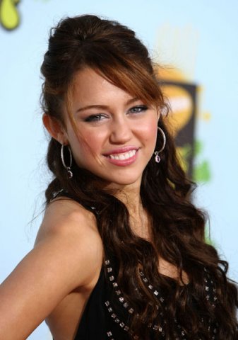 miley_cyrus_was_only_a_goofy_face_main_10089.jpg, 48 KB